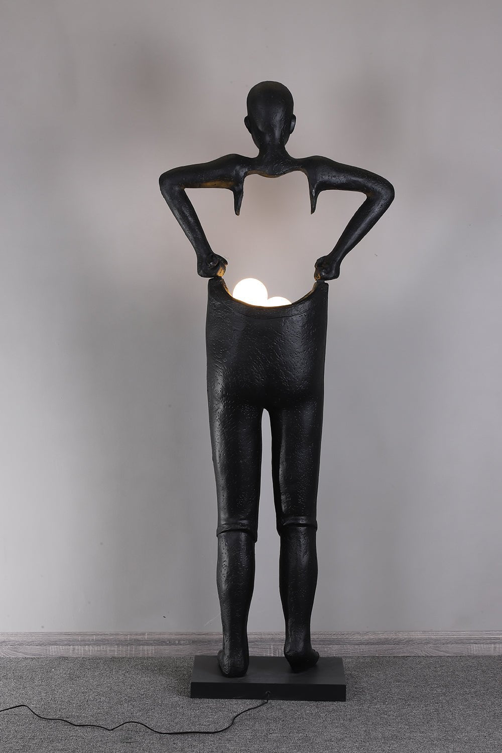 Vamiryra Stehleuchte in Schwarz