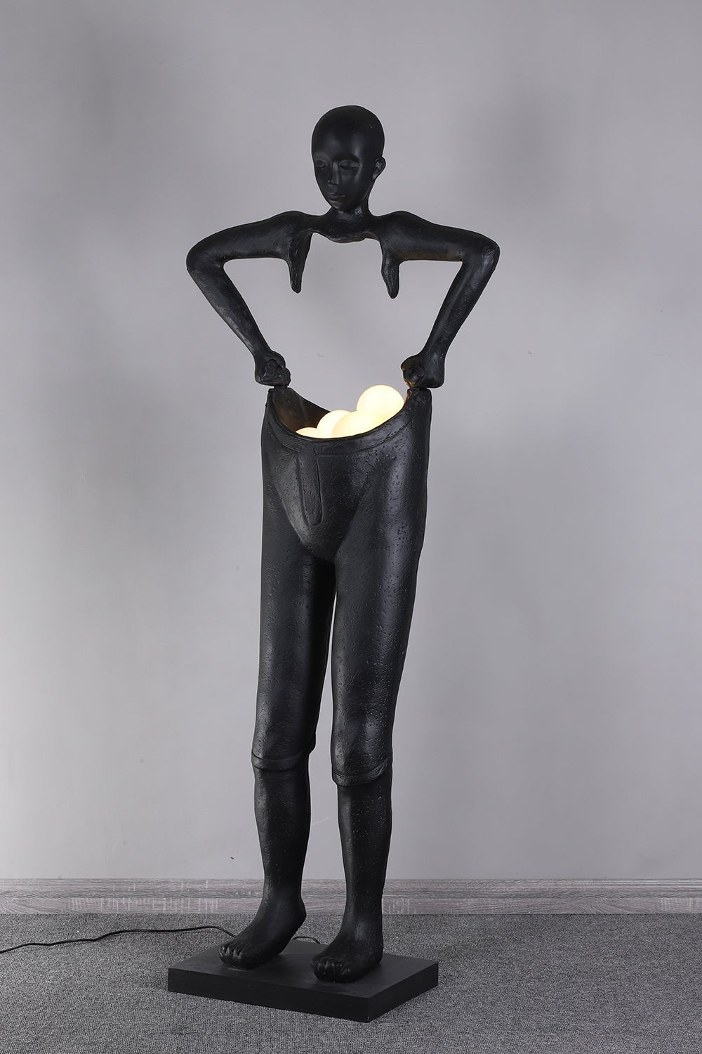 Vamiryra Stehleuchte in Schwarz