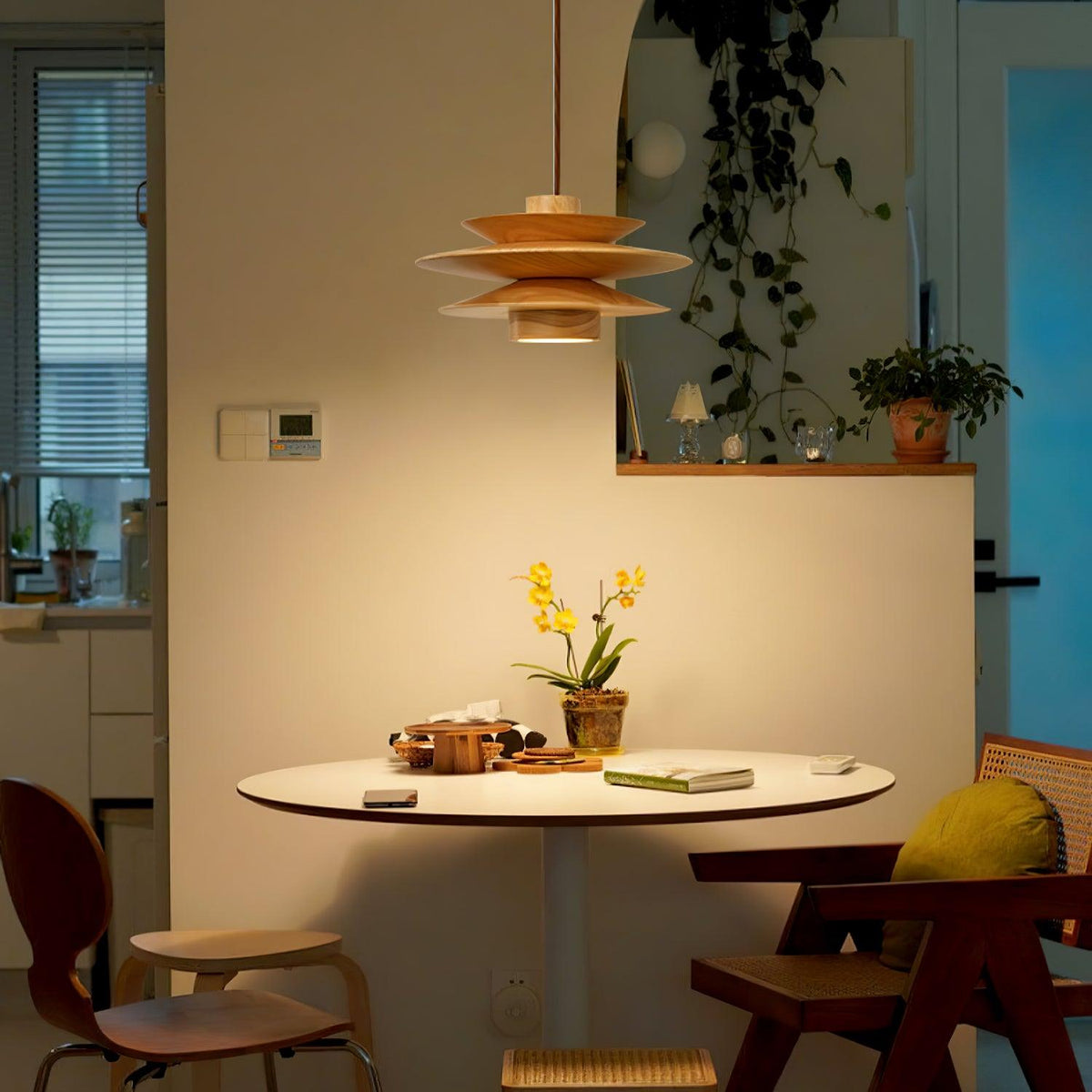 Elorda Pendelleuchte aus Holz im Retro-Stil