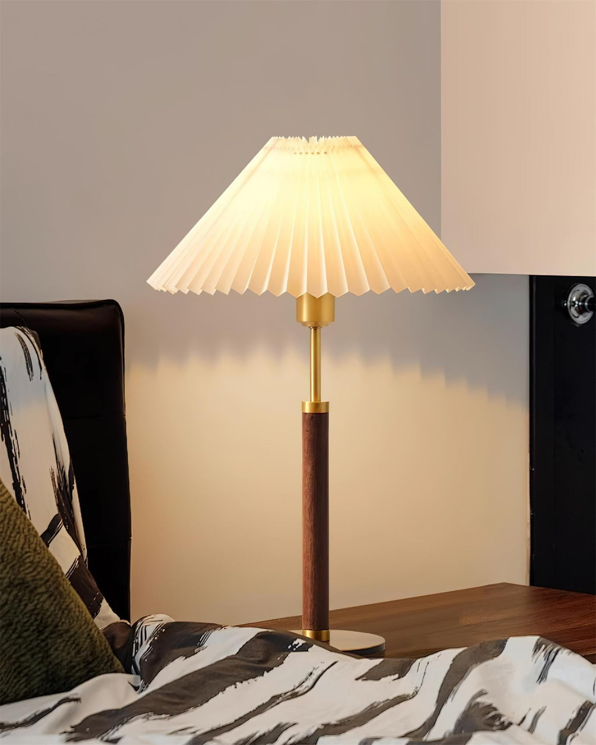 Viraorina Tischleuchte und in Walnut-Farbe und | Cielum