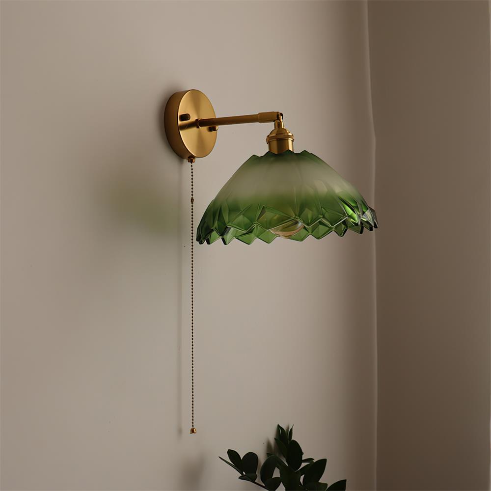 Rilo Wandleuchte aus Messing mit grünem/transparentem Glas-Lampenschirm und Ziehkette