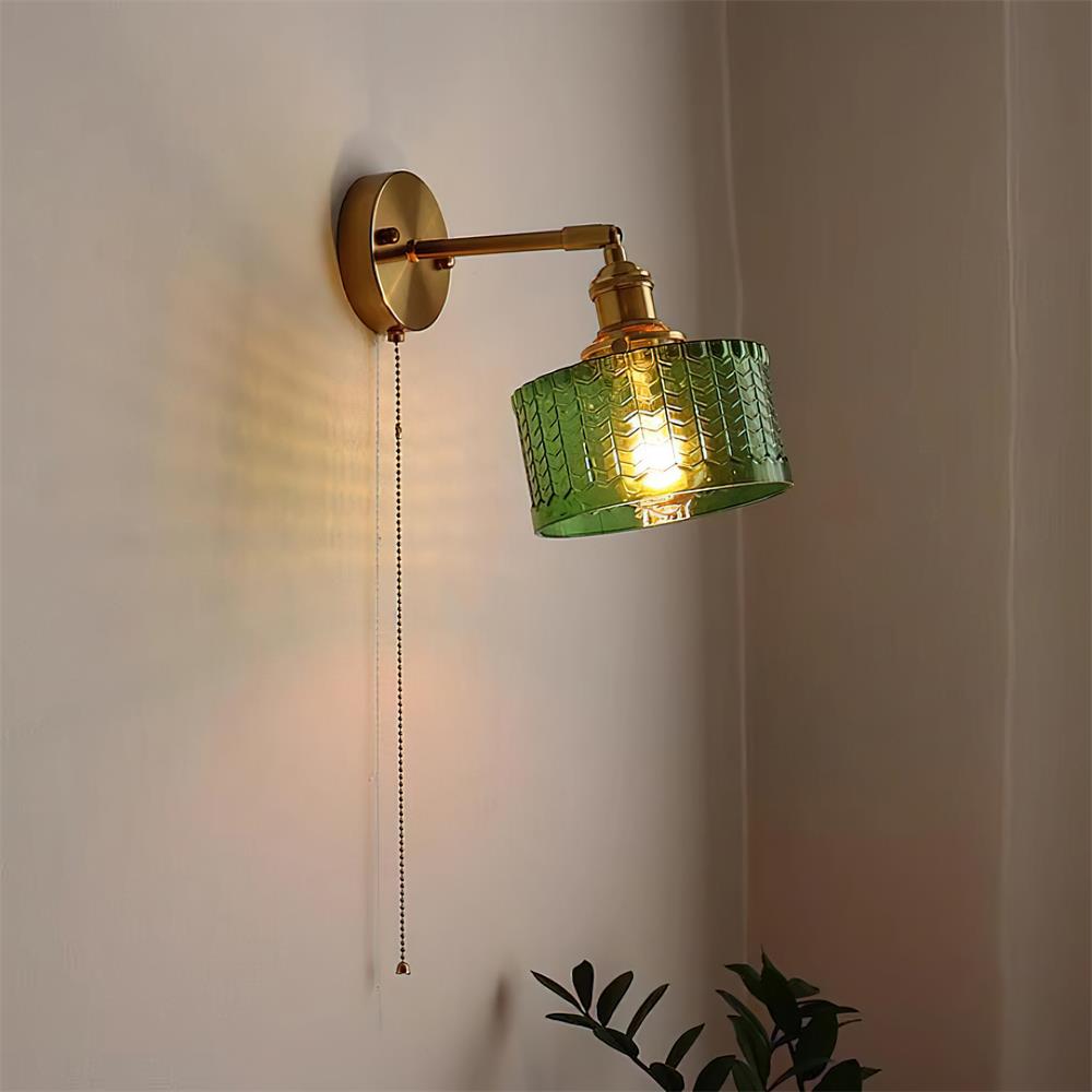 Rilo Wandleuchte aus Messing mit grünem/transparentem Glas-Lampenschirm und Ziehkette