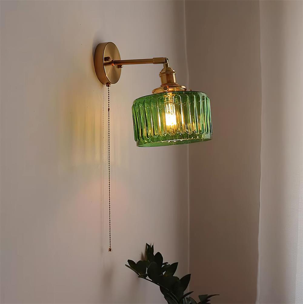 Rilo Wandleuchte aus Messing mit grünem/transparentem Glas-Lampenschirm und Ziehkette