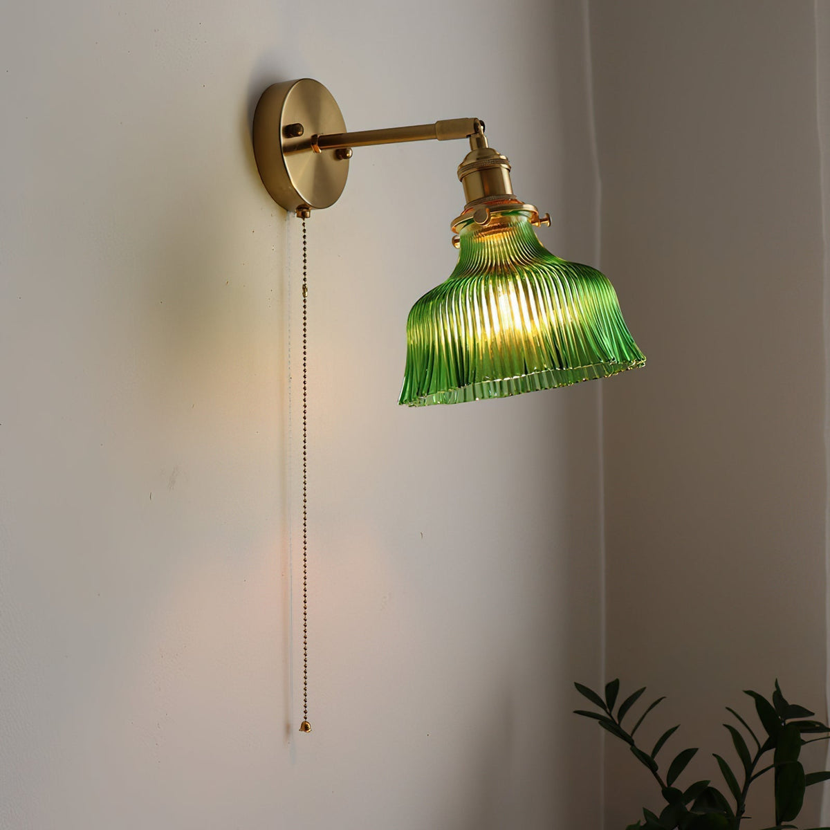 Rilo Wandleuchte aus Messing mit grünem/transparentem Glas-Lampenschirm und Ziehkette
