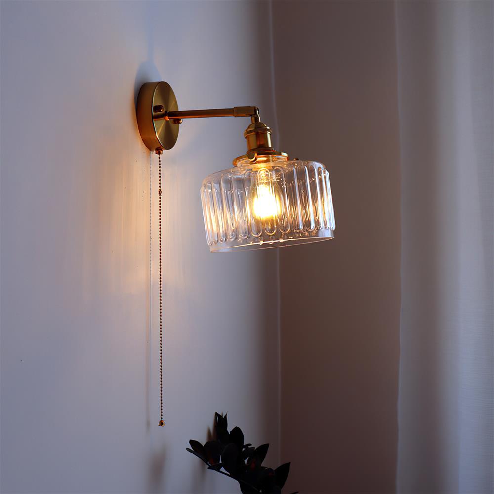 Rilo Wandleuchte aus Messing mit grünem/transparentem Glas-Lampenschirm und Ziehkette