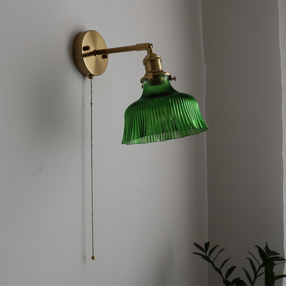 Rilo Wandleuchte aus Messing mit grünem/transparentem Glas-Lampenschirm und Ziehkette