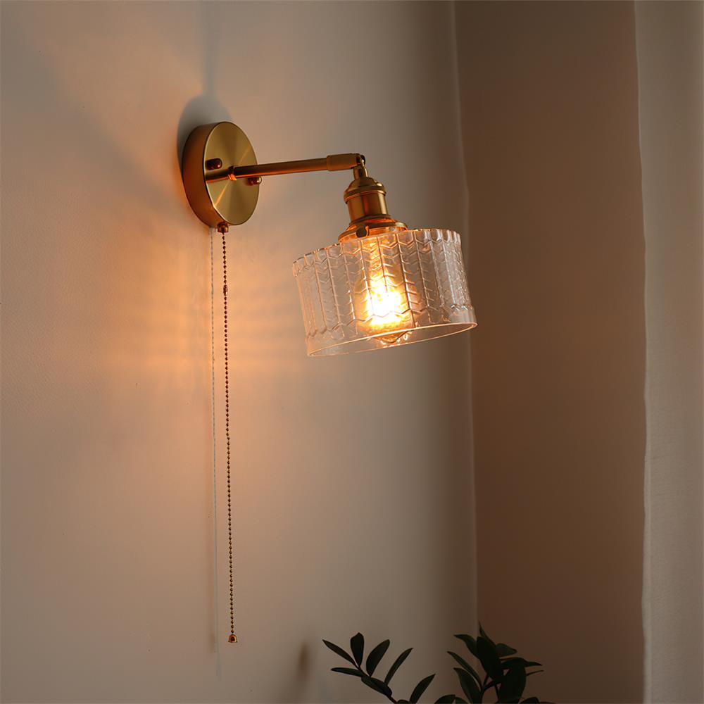 Rilo Wandleuchte aus Messing mit grünem/transparentem Glas-Lampenschirm und Ziehkette