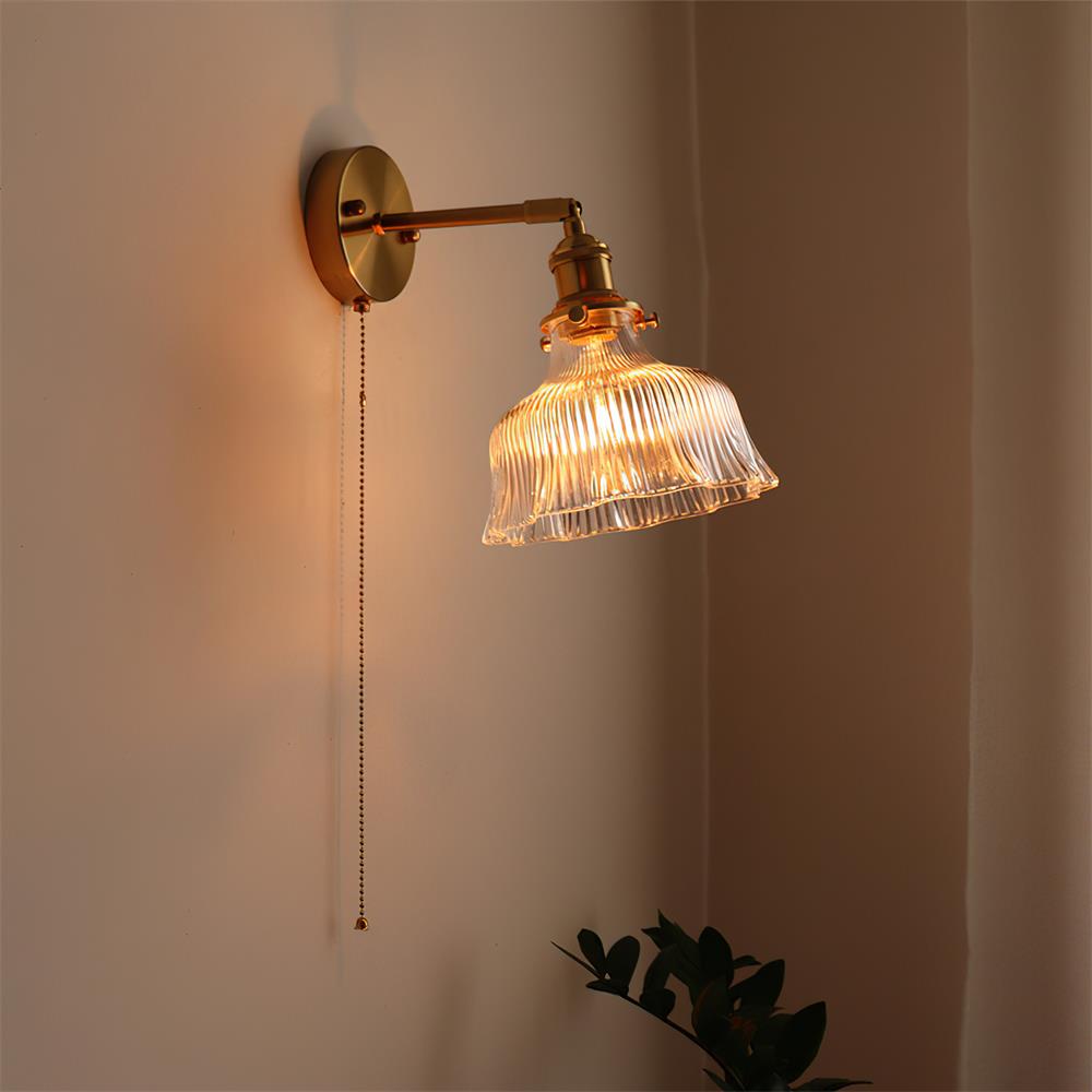 Rilo Wandleuchte aus Messing mit grünem/transparentem Glas-Lampenschirm und Ziehkette