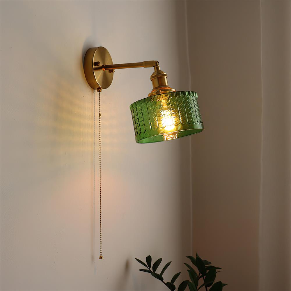 Rilo Wandleuchte aus Messing mit grünem/transparentem Glas-Lampenschirm und Ziehkette