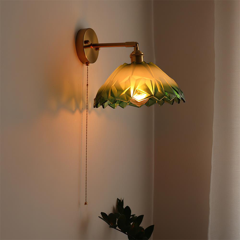 Rilo Wandleuchte aus Messing mit grünem/transparentem Glas-Lampenschirm und Ziehkette
