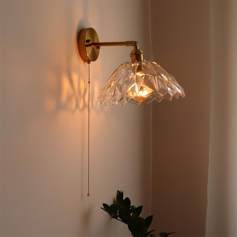 Rilo Wandleuchte aus Messing mit grünem/transparentem Glas-Lampenschirm und Ziehkette