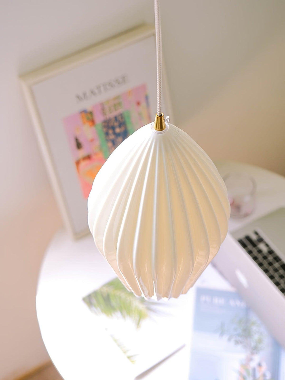Virove Pendelleuchte aus Keramik mit gerippter Oberfläche in Knochen-Optik elegant