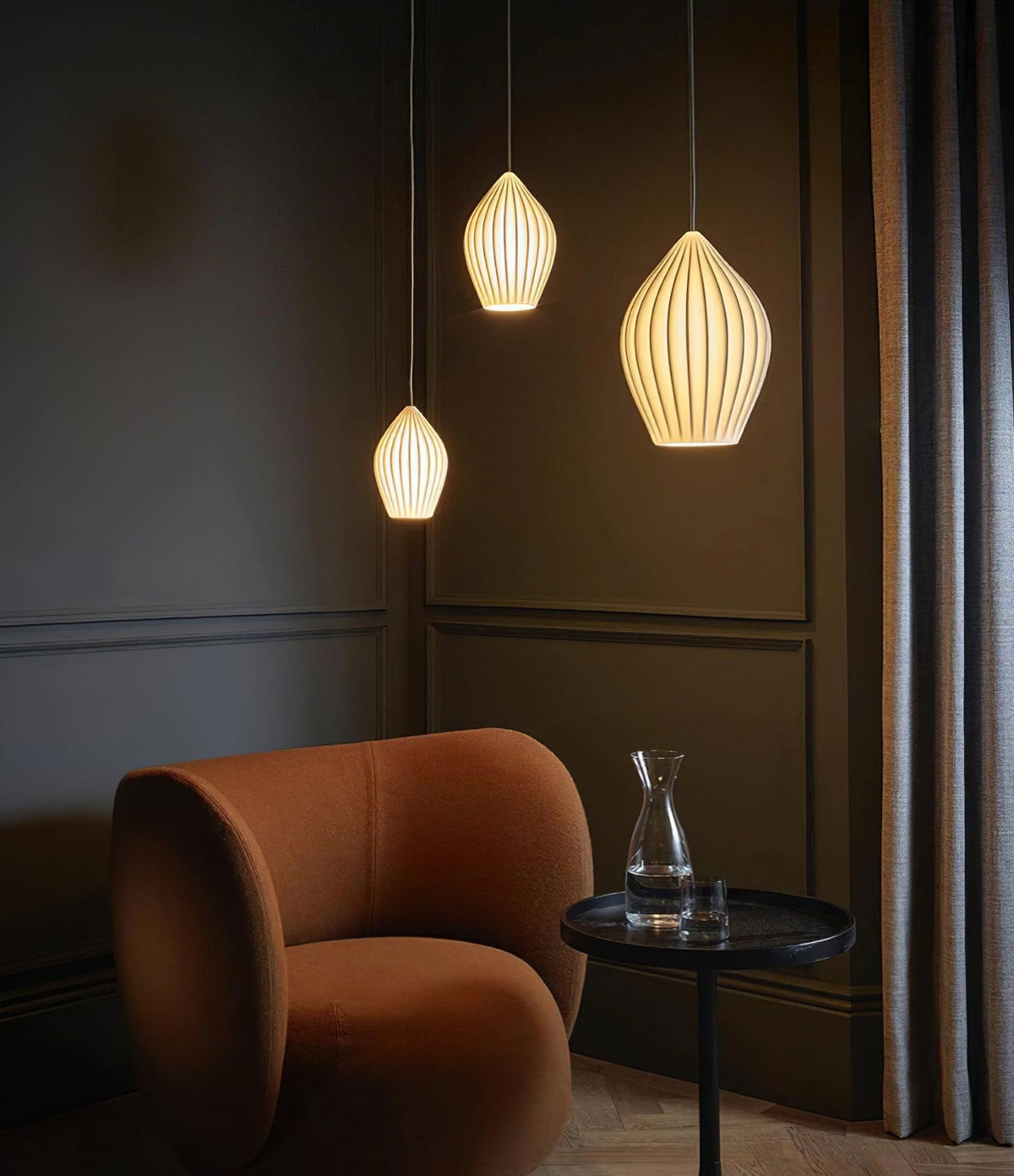 Virove Pendelleuchte aus Keramik mit gerippter Oberfläche in Knochen-Optik elegant