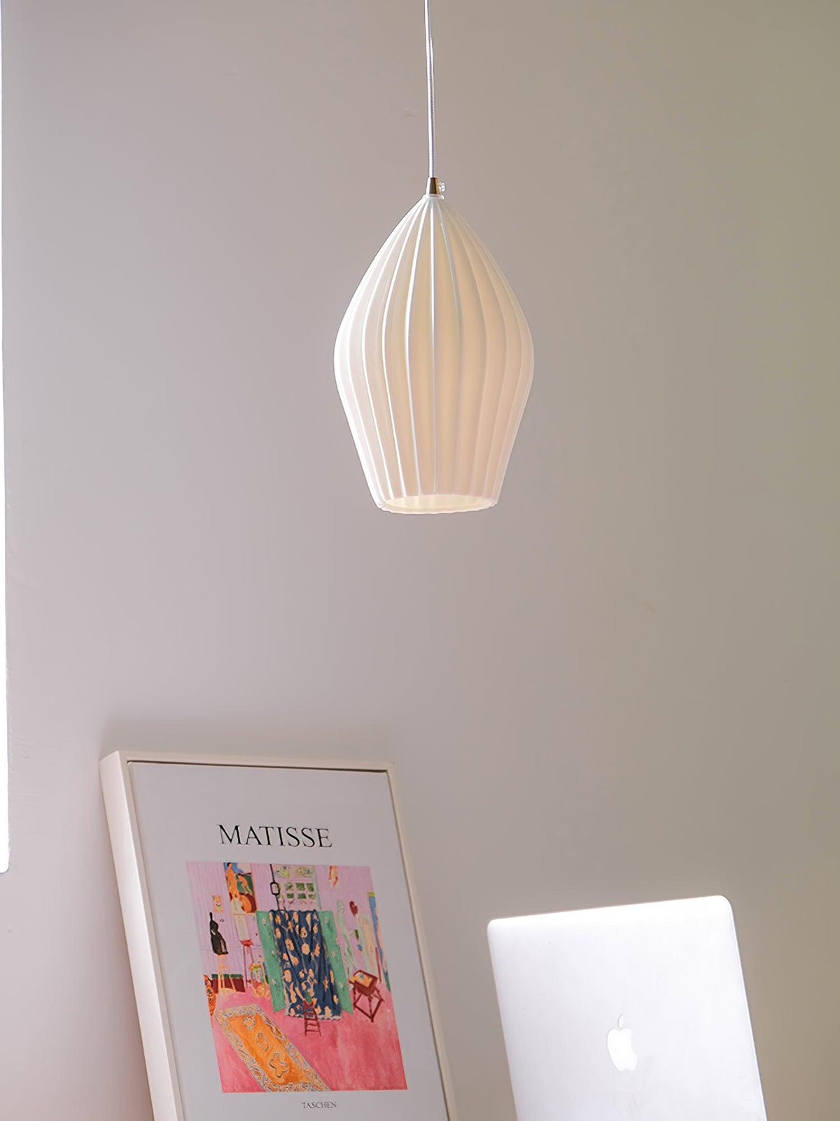 Virove Pendelleuchte aus Keramik mit gerippter Oberfläche in Knochen-Optik elegant