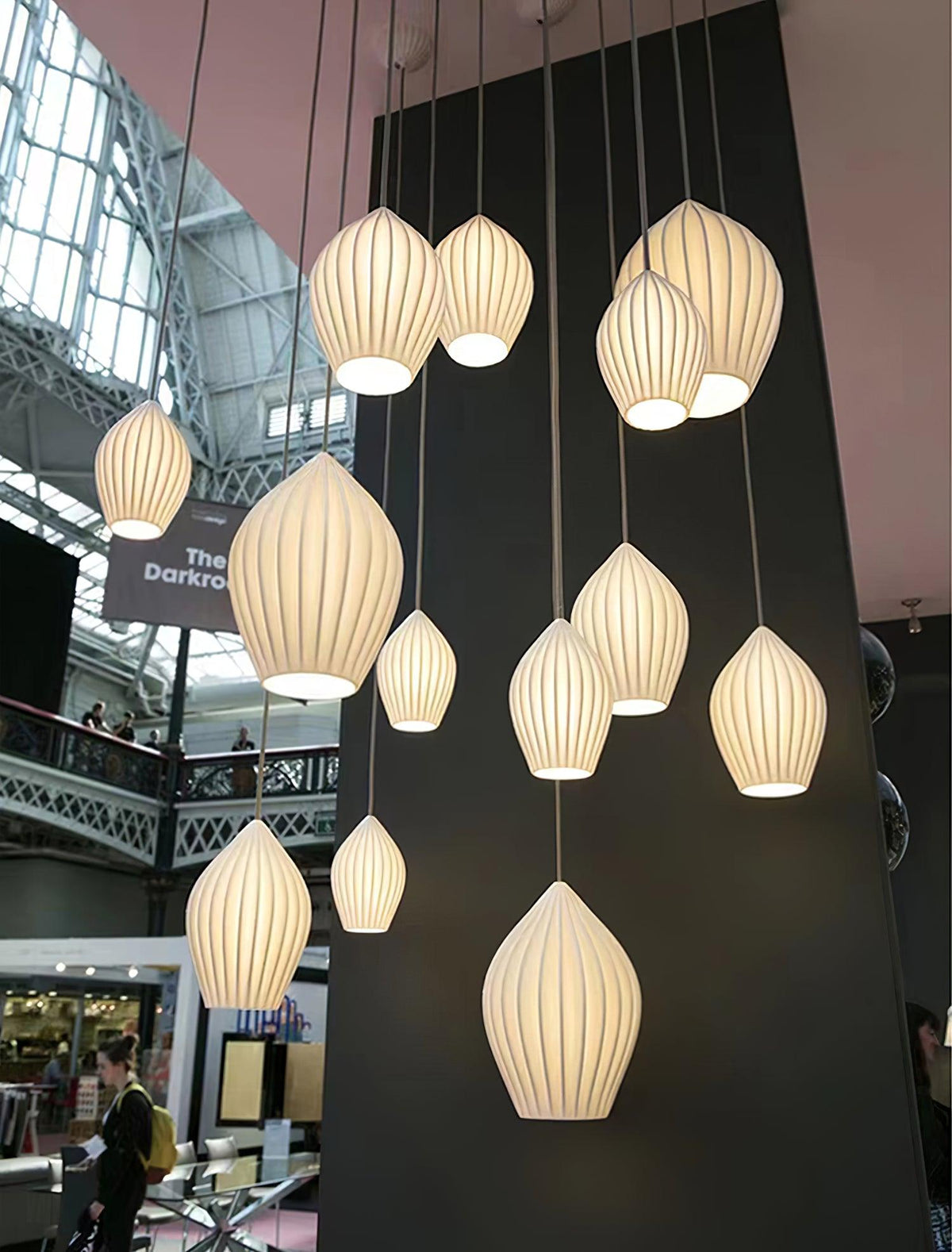 Virove Pendelleuchte aus Keramik mit gerippter Oberfläche in Knochen-Optik elegant