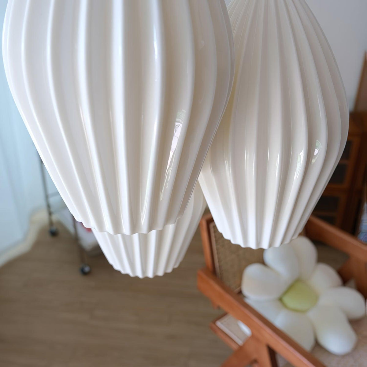 Virove Pendelleuchte aus Keramik mit gerippter Oberfläche in Knochen-Optik elegant