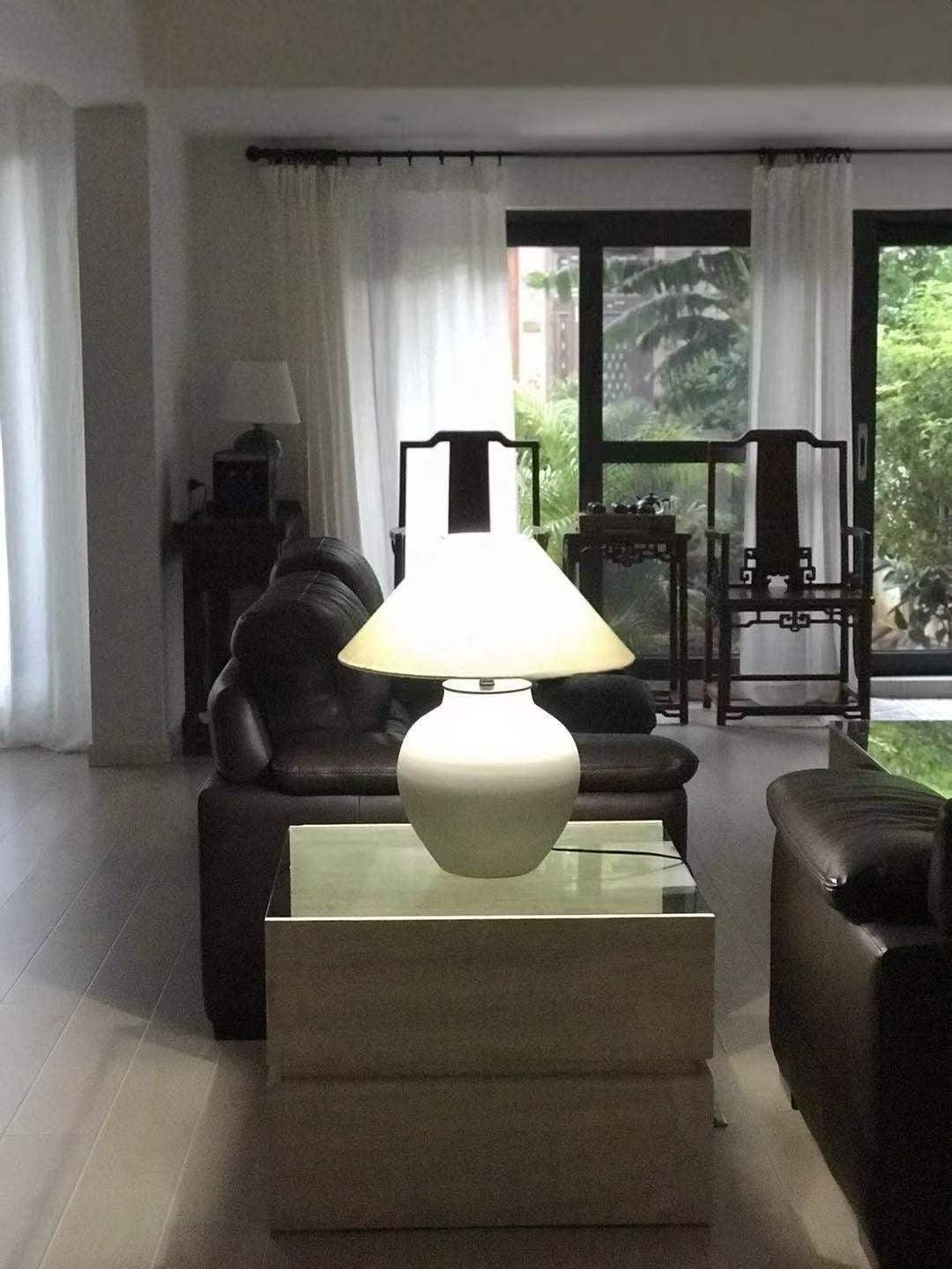 Lumian Tischleuchte aus Keramik in Beige mit Stoffschirm