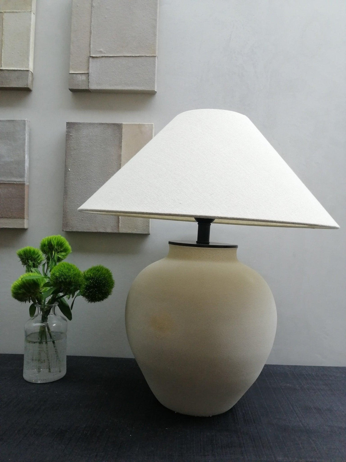 Lumian Tischleuchte aus Keramik in Beige mit Stoffschirm