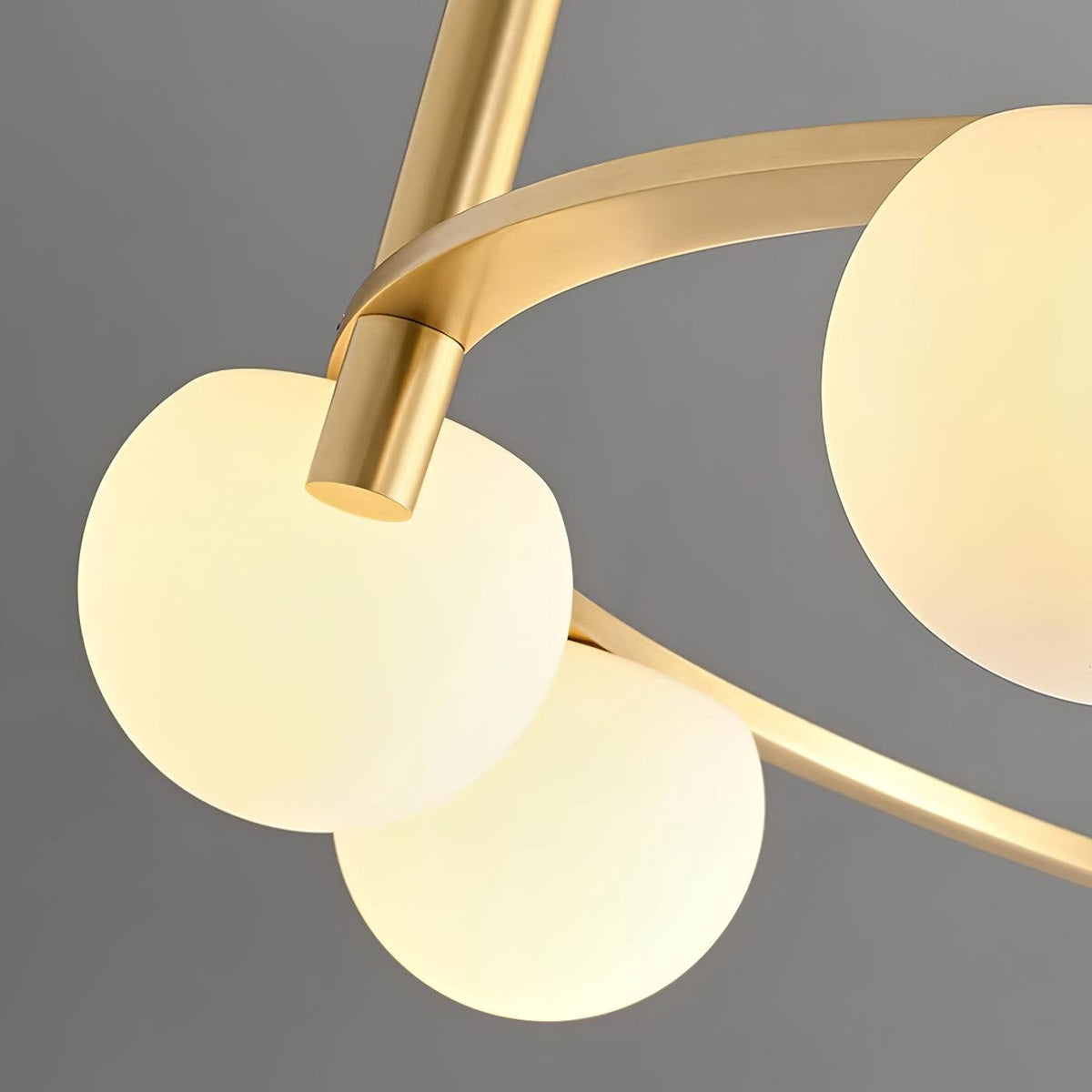 Kronleuchter Glas Kugeln Metallring Gold-Oberfläche zeitgenössisch