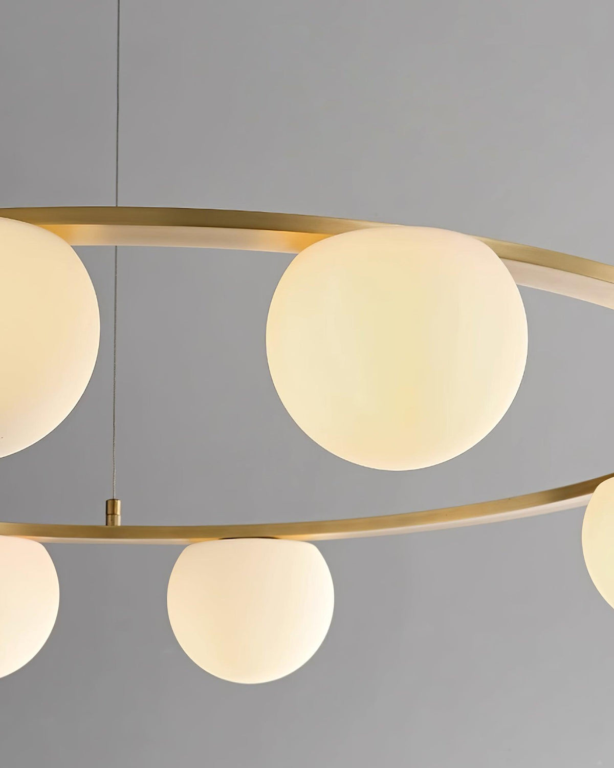 Kronleuchter Glas Kugeln Metallring Gold-Oberfläche zeitgenössisch