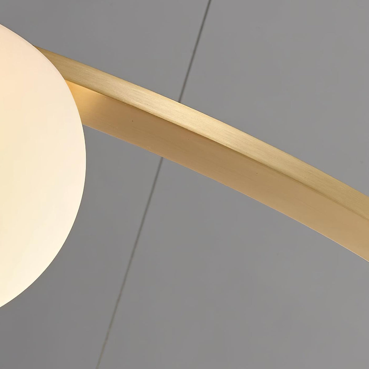 Kronleuchter Glas Kugeln Metallring Gold-Oberfläche zeitgenössisch