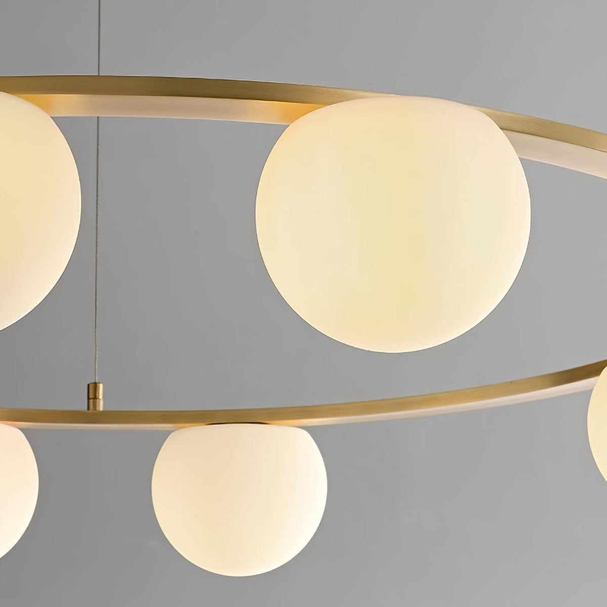 Kronleuchter Glas Kugeln Metallring Gold-Oberfläche zeitgenössisch