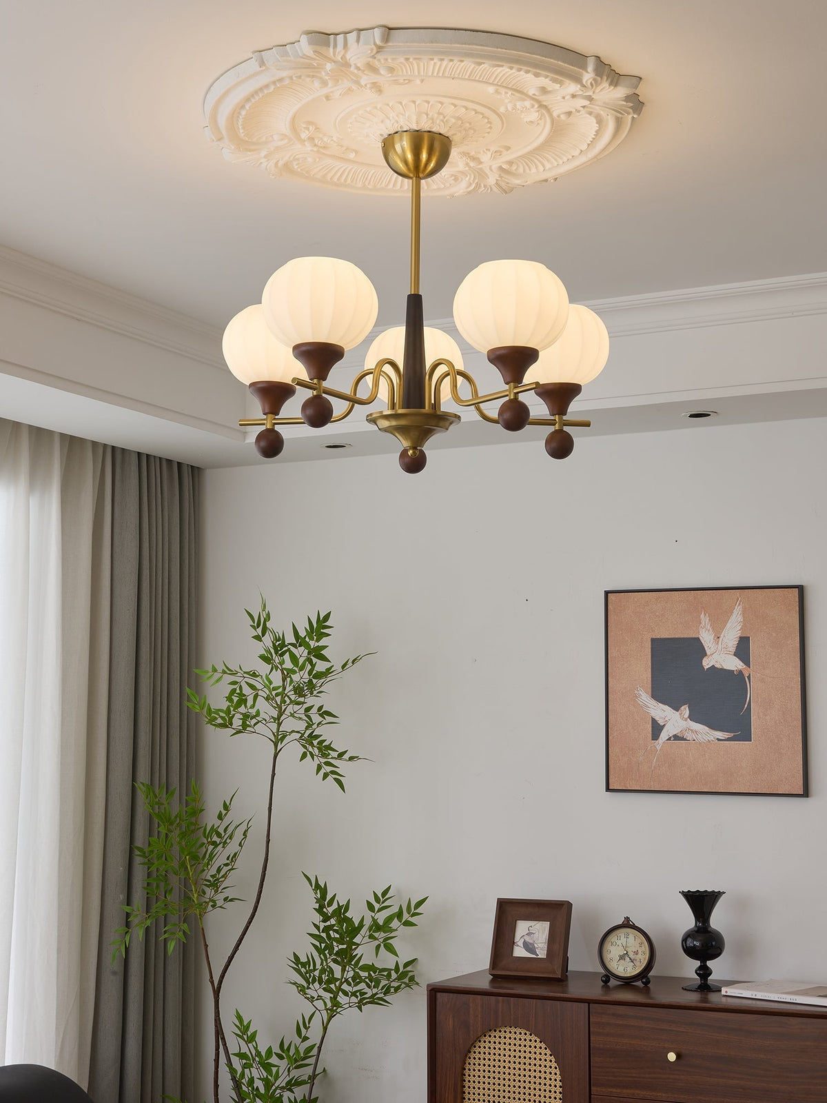 Anorionis Kronleuchter aus Holz im traditionellen Premium-Stil