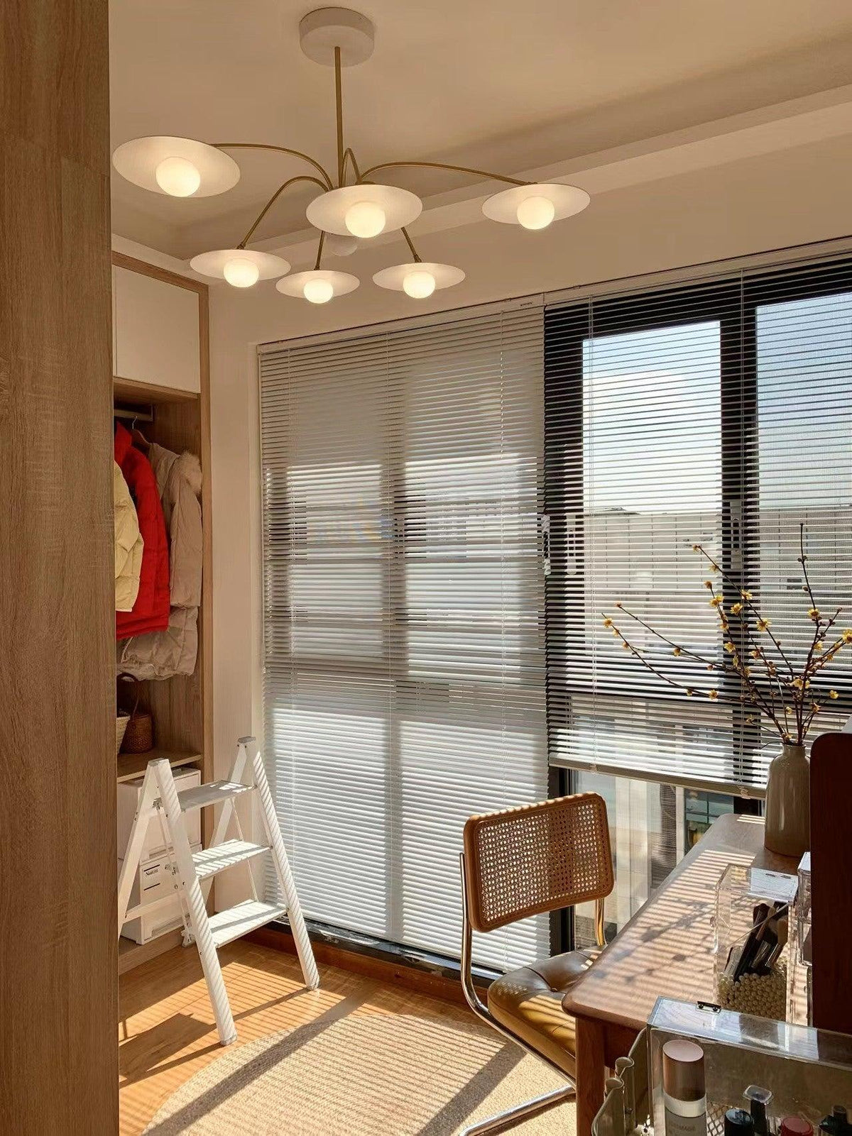 Lark Kronleuchter mit Art-Deco-inspiriertem Pilz-Aufsatz