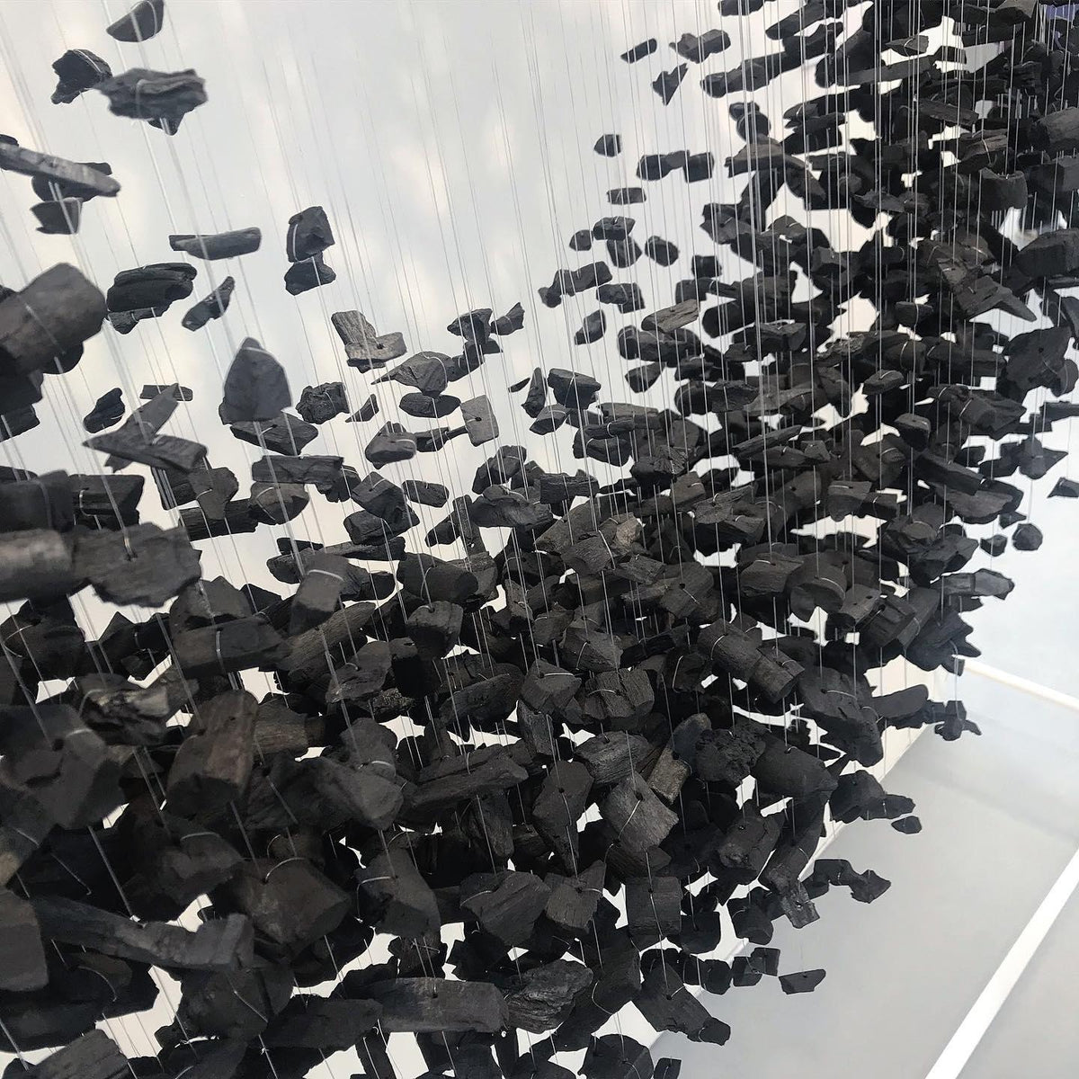 Selorella Charcoal Stone Sculptural Kronleuchter Buchstabe S bis Z