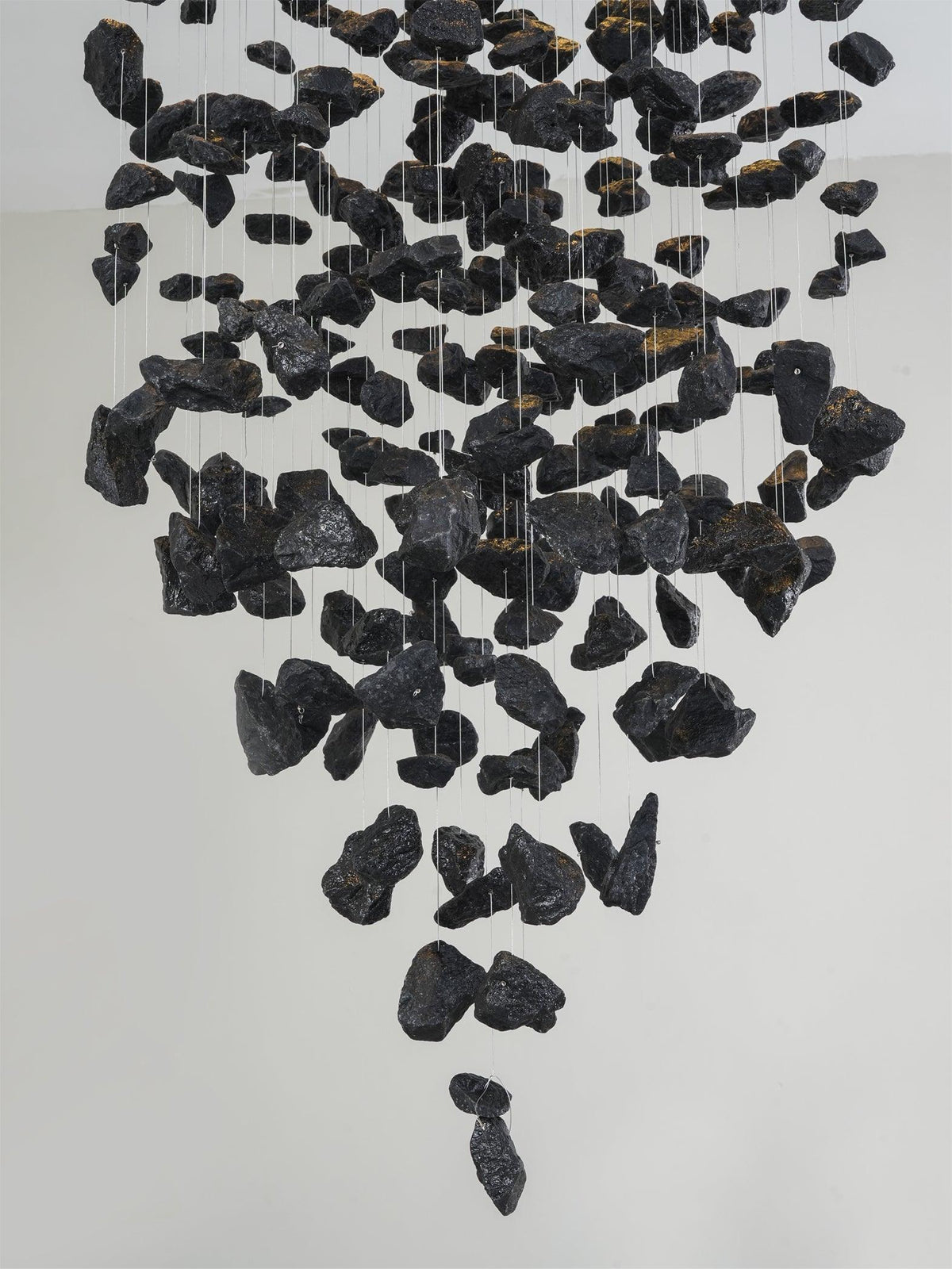 Selorella Charcoal Stone Sculptural Kronleuchter Buchstabe S bis Z