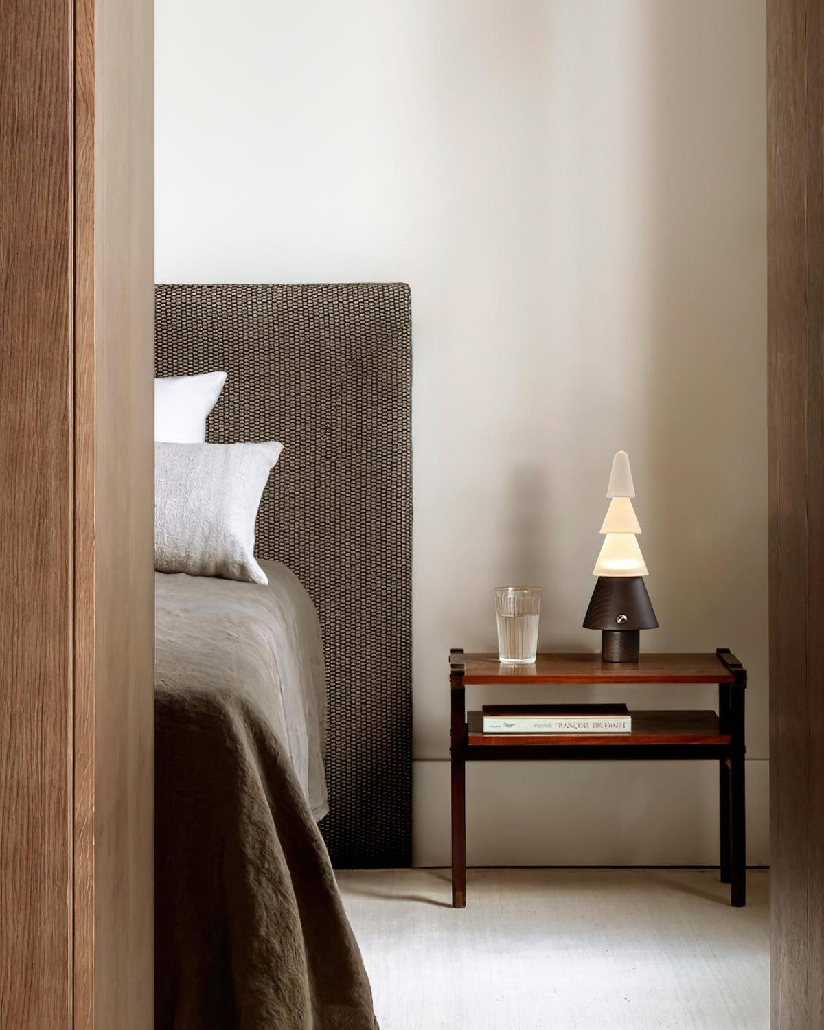 Elveette moderne Tischleuchte aus Holz
