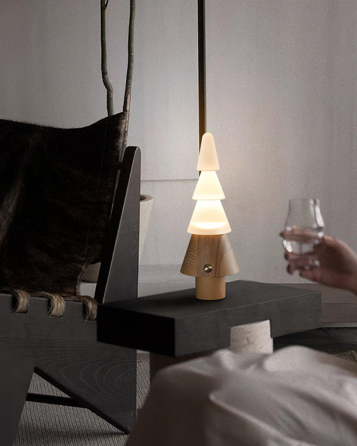 Elveette moderne Tischleuchte aus Holz