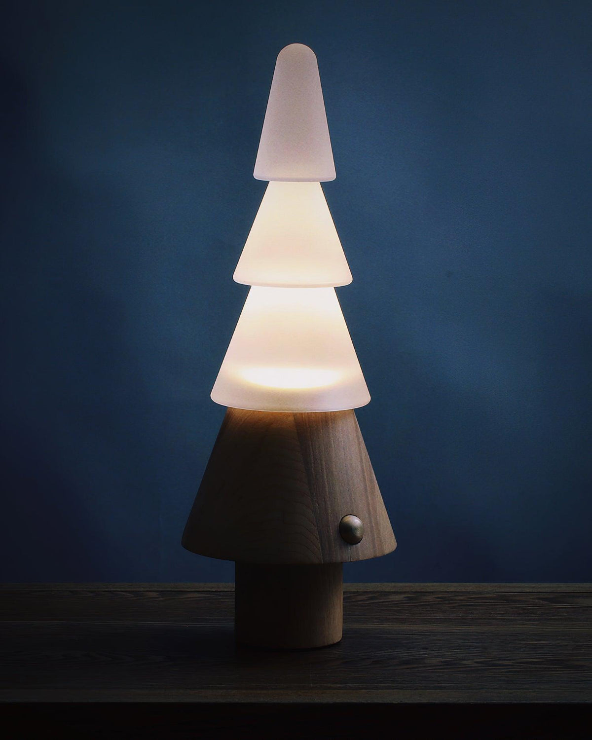 Elveette moderne Tischleuchte aus Holz