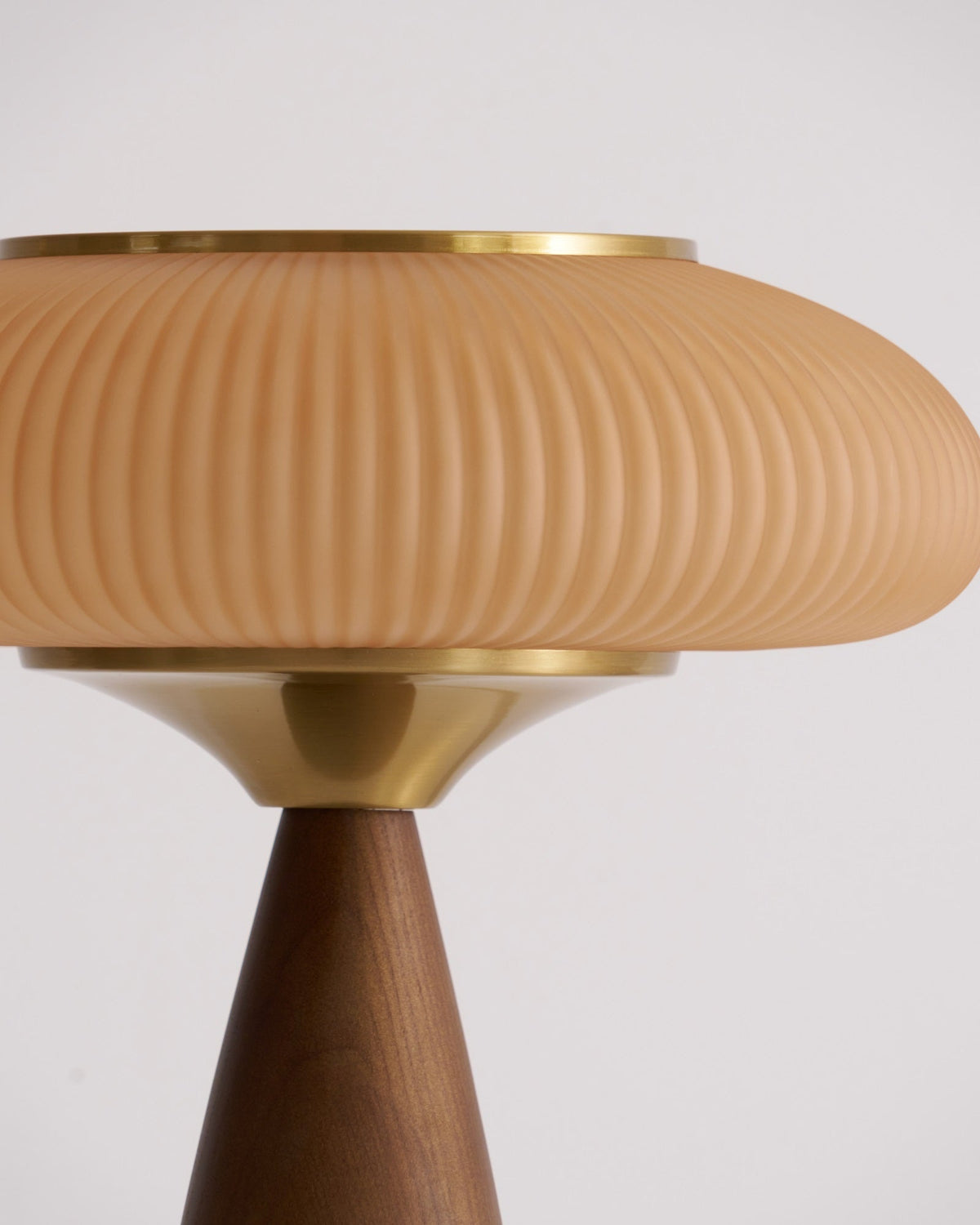 Syleena Tischlampe aus Holz im skandinavischen Stil