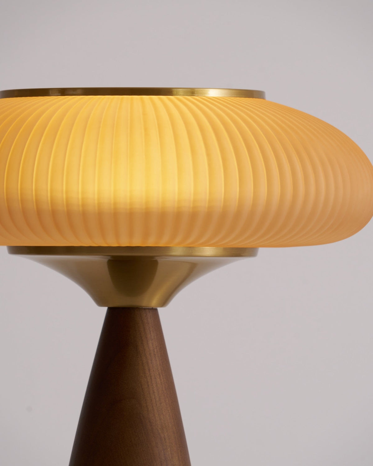 Syleena Tischlampe aus Holz im skandinavischen Stil