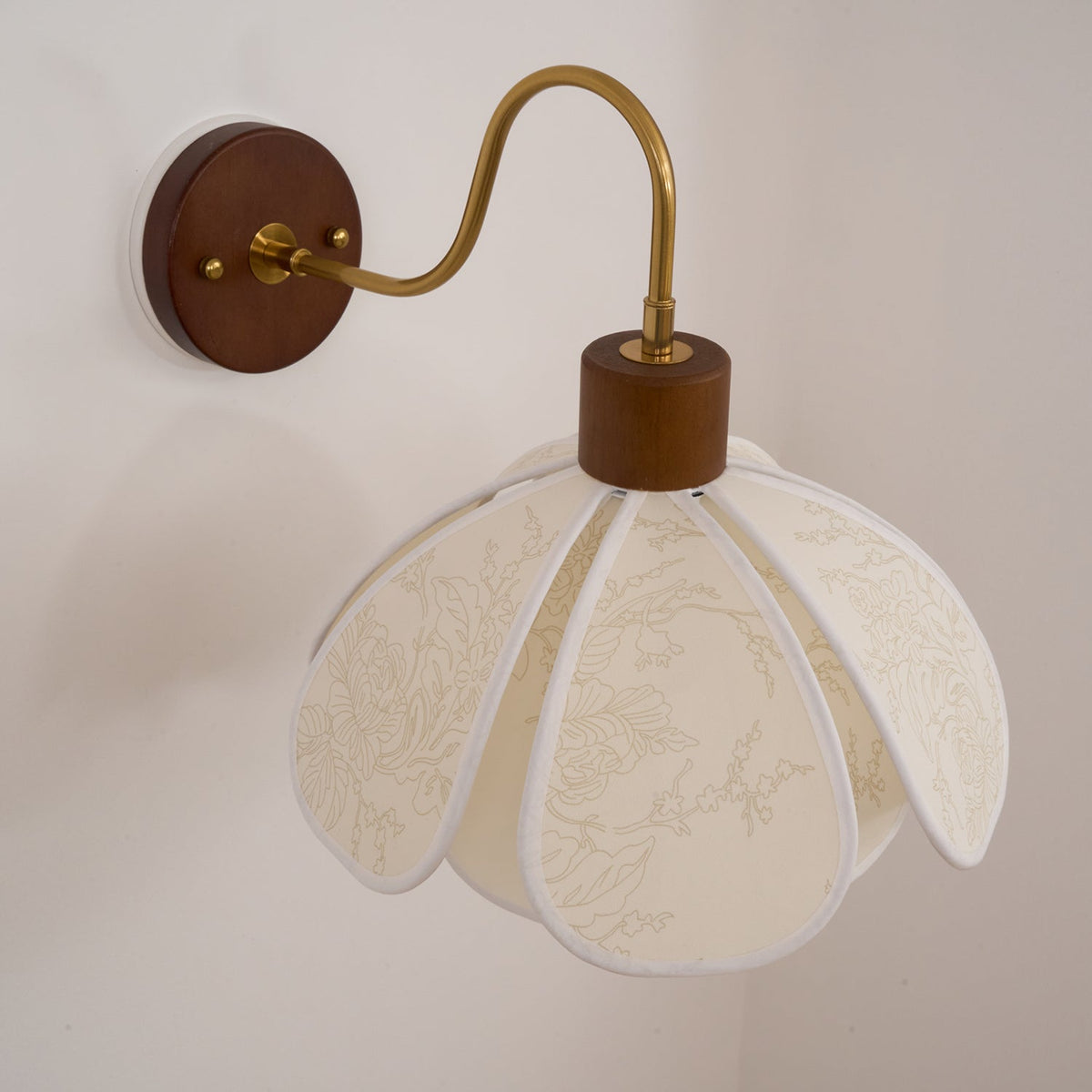 Yuki Wandleuchte mit floralen Holzelementen und Stoffschirm