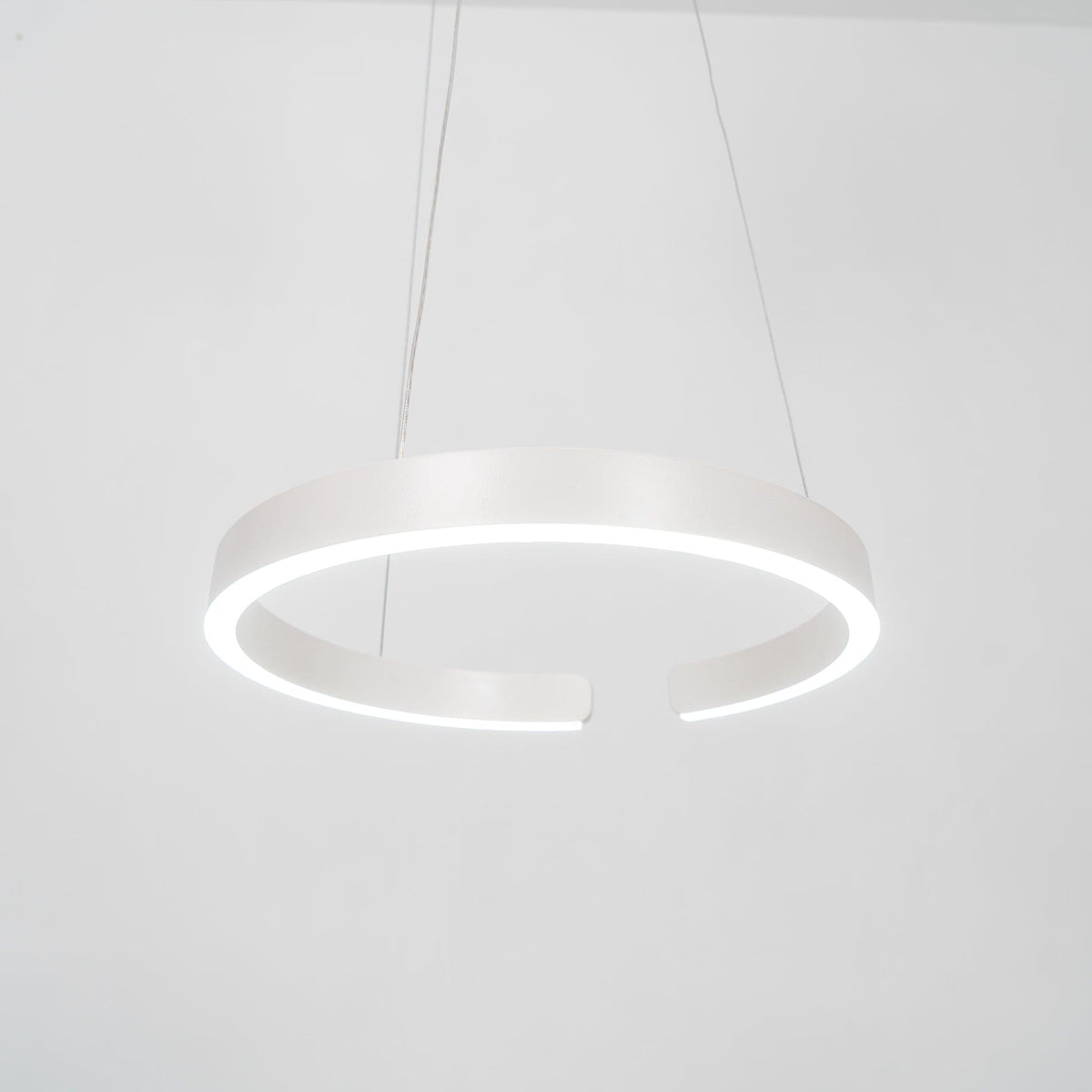 Frixx zeitgenössischer minimalistischer Kronleuchter