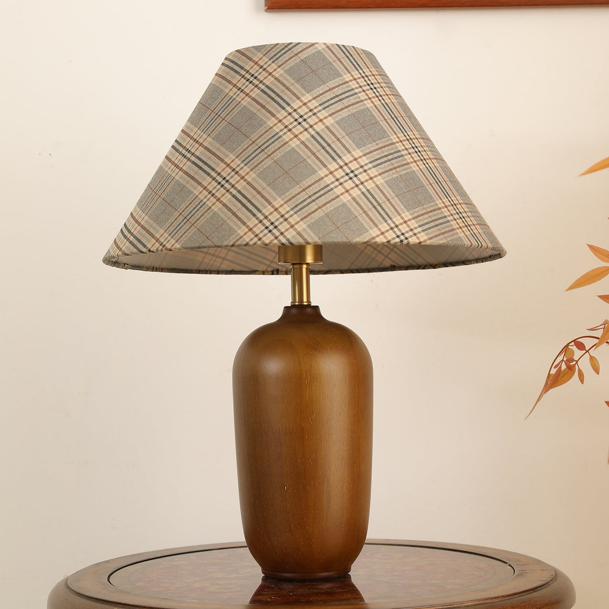 Sienna Tischleuchte aus Holz und Stoff im klassischen Stil