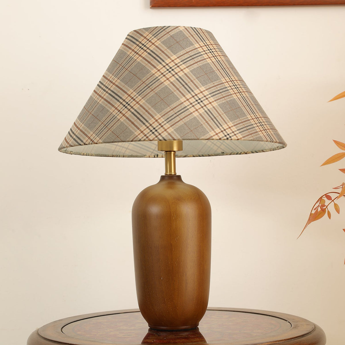 Sienna Tischleuchte aus Holz und Stoff im klassischen Stil