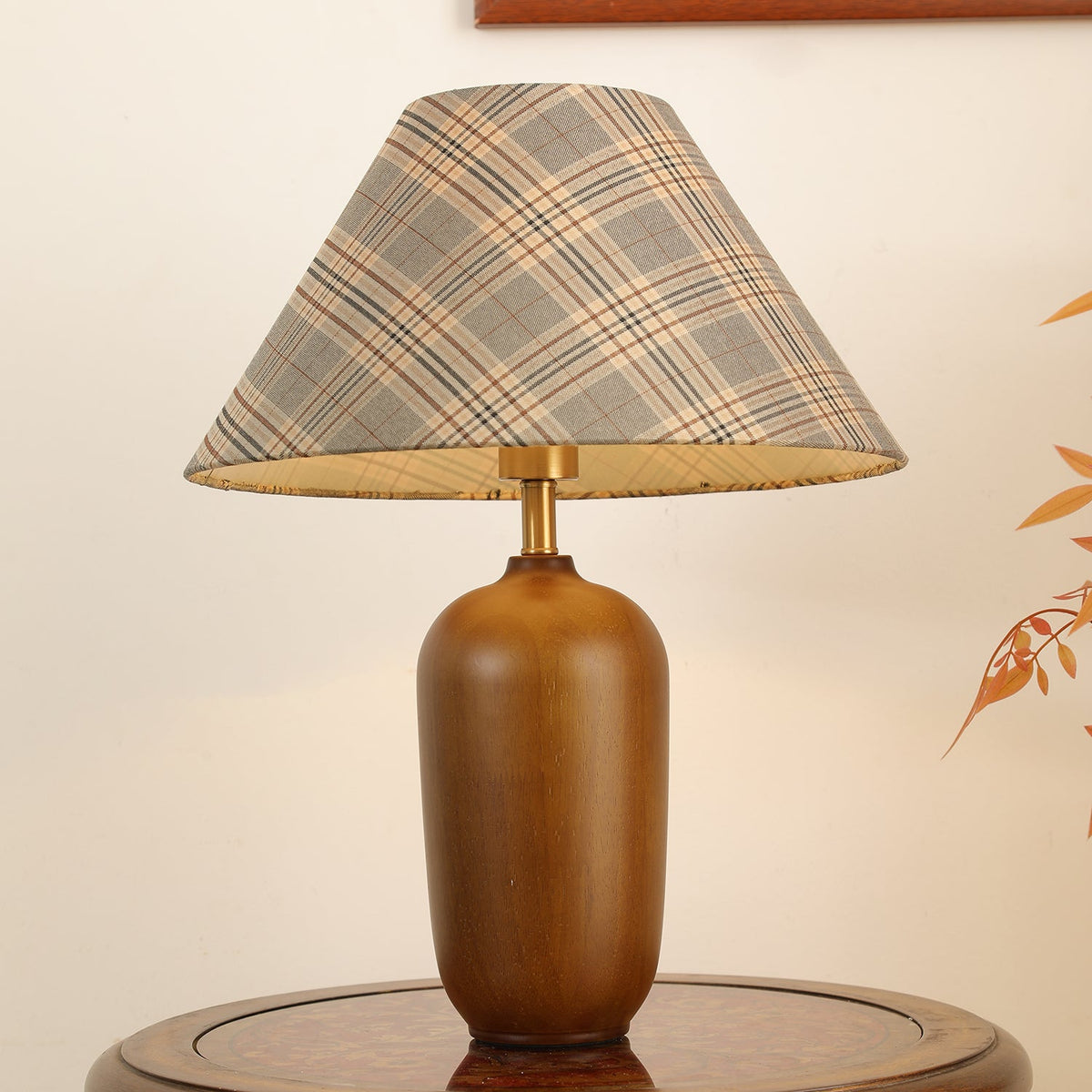 Sienna Tischleuchte aus Holz und Stoff im klassischen Stil