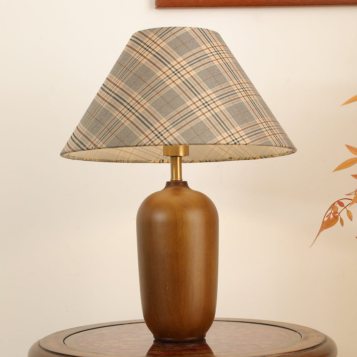 Sienna Tischleuchte aus Holz und Stoff im klassischen Stil