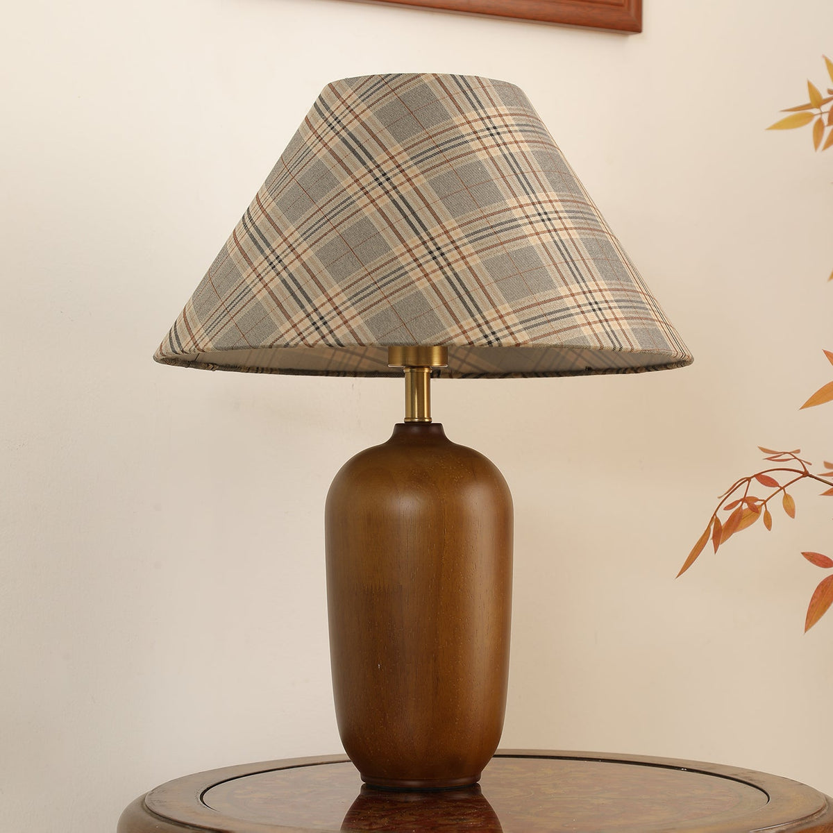Sienna Tischleuchte aus Holz und Stoff im klassischen Stil