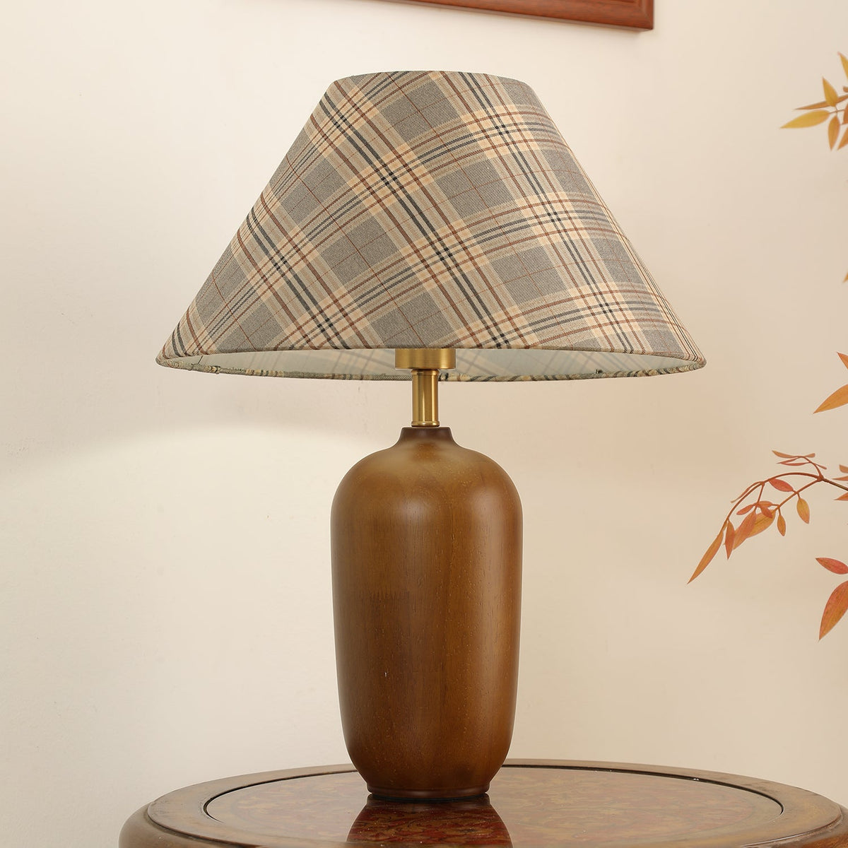 Sienna Tischleuchte aus Holz und Stoff im klassischen Stil