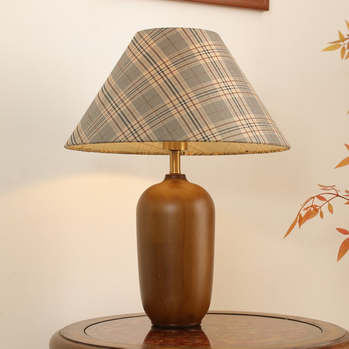 Sienna Tischleuchte aus Holz und Stoff im klassischen Stil