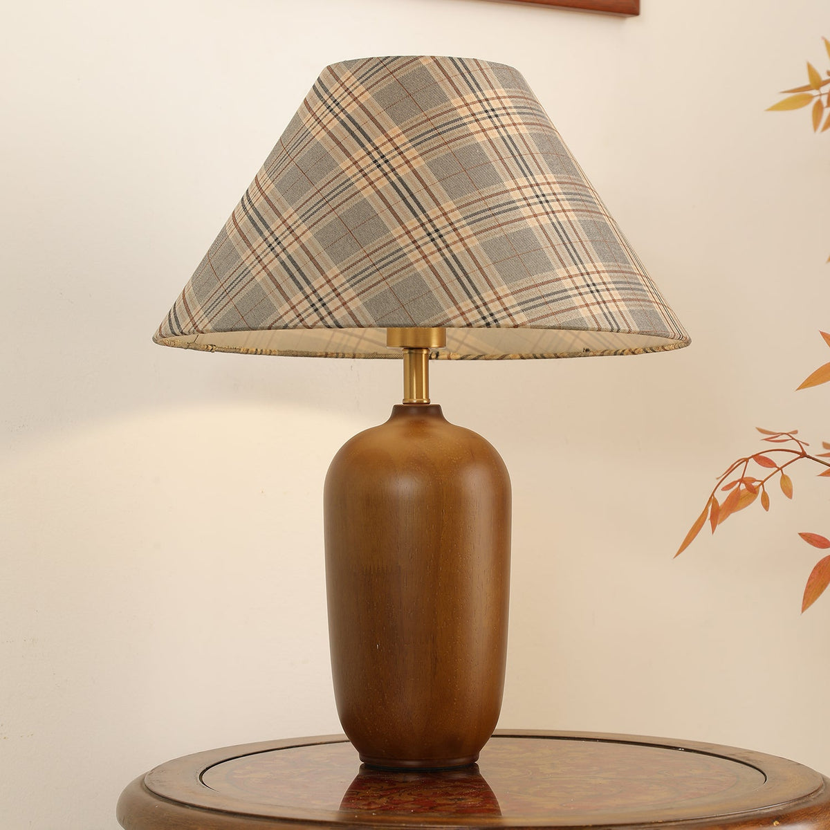 Sienna Tischleuchte aus Holz und Stoff im klassischen Stil