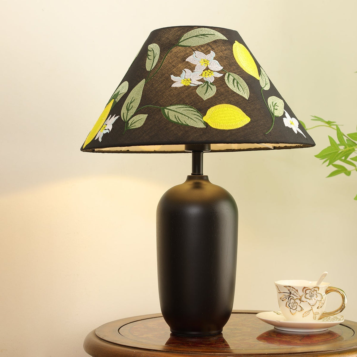 Sienna Tischleuchte aus Holz und Stoff im klassischen Stil