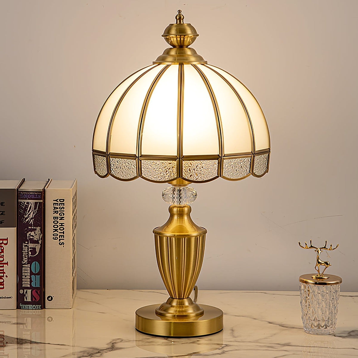 Opaline-Glas-Klassik-Tischleuchte