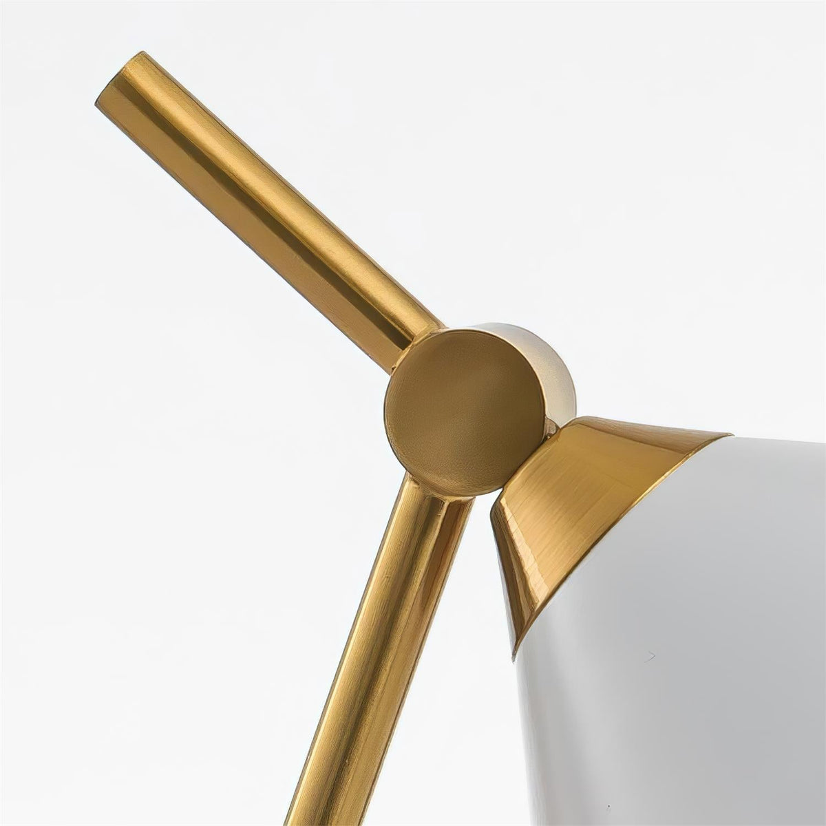 Avelo Tischleuchte aus Marmor mit geometrischem Design