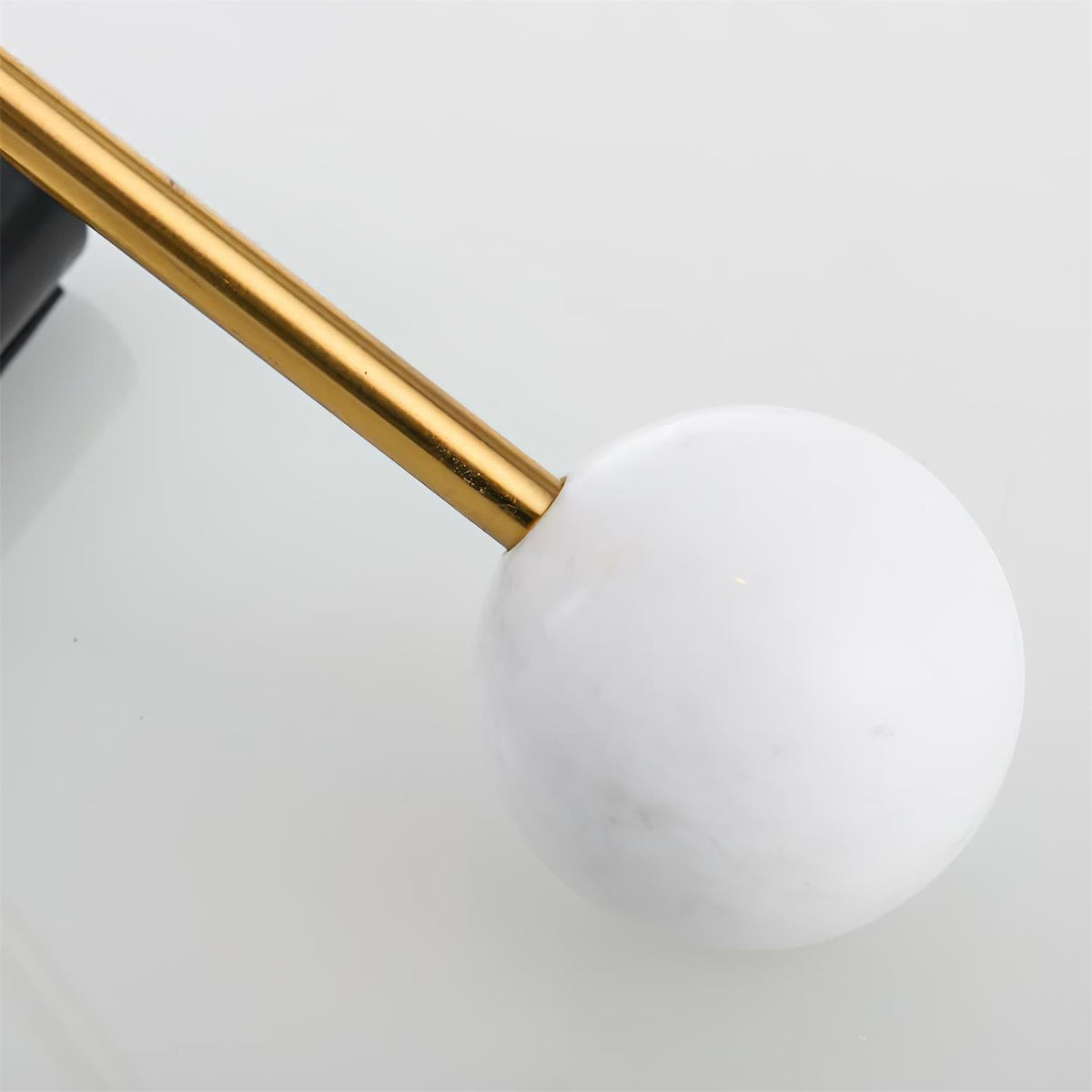 Avelo Tischleuchte aus Marmor mit geometrischem Design