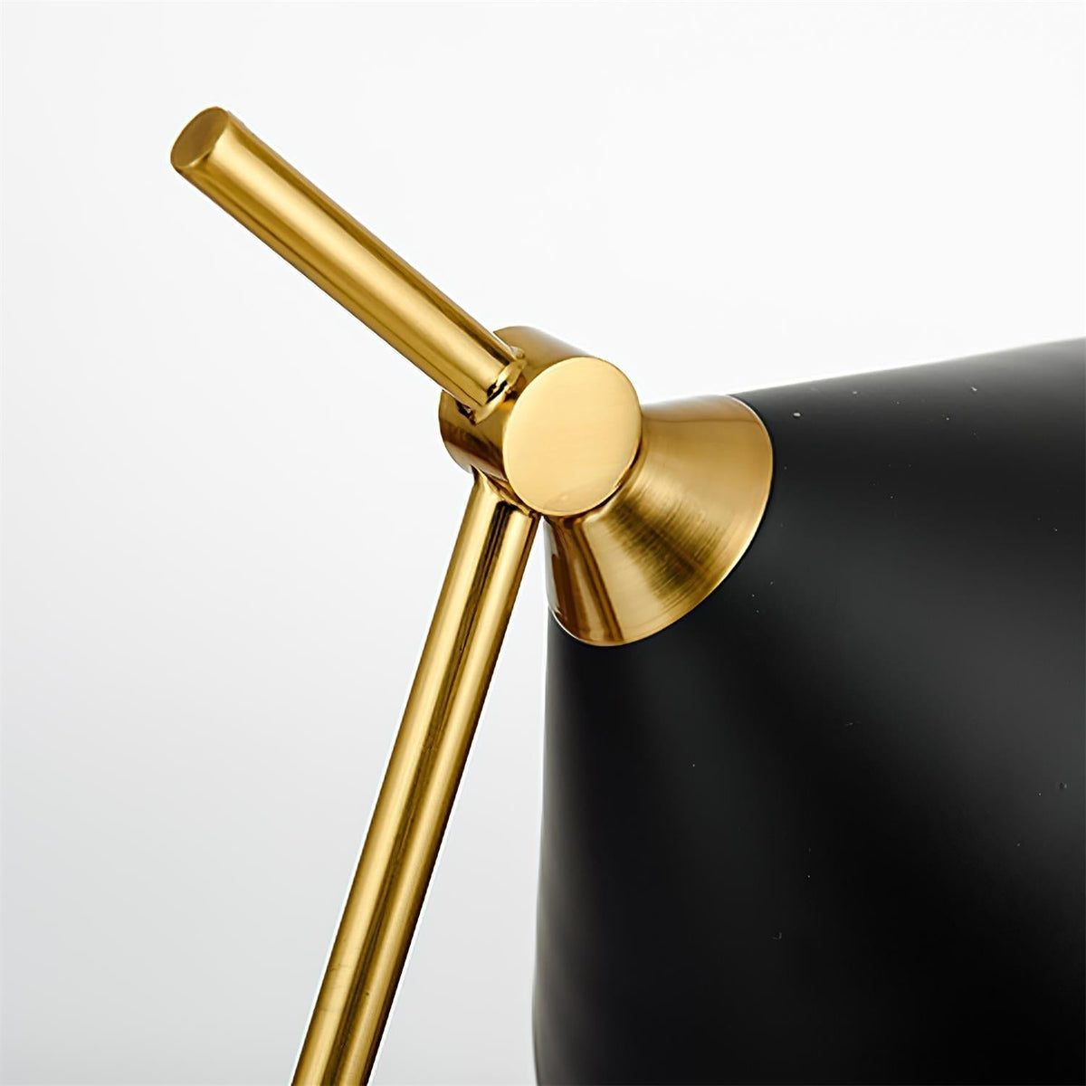 Avelo Tischleuchte aus Marmor mit geometrischem Design